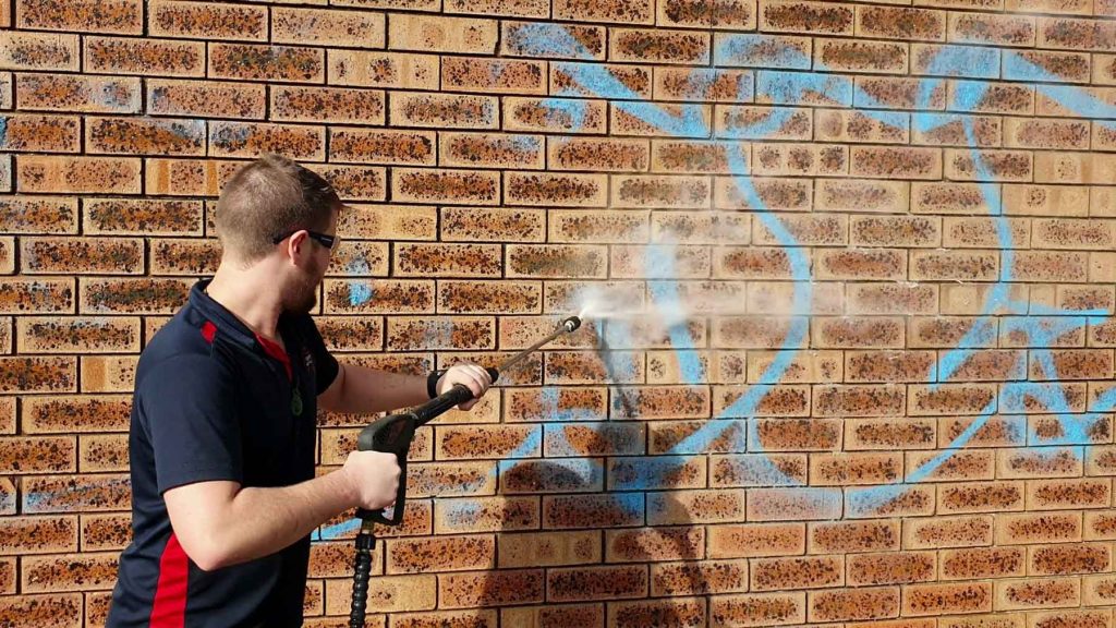 Luke-pressure-washing_Moment
